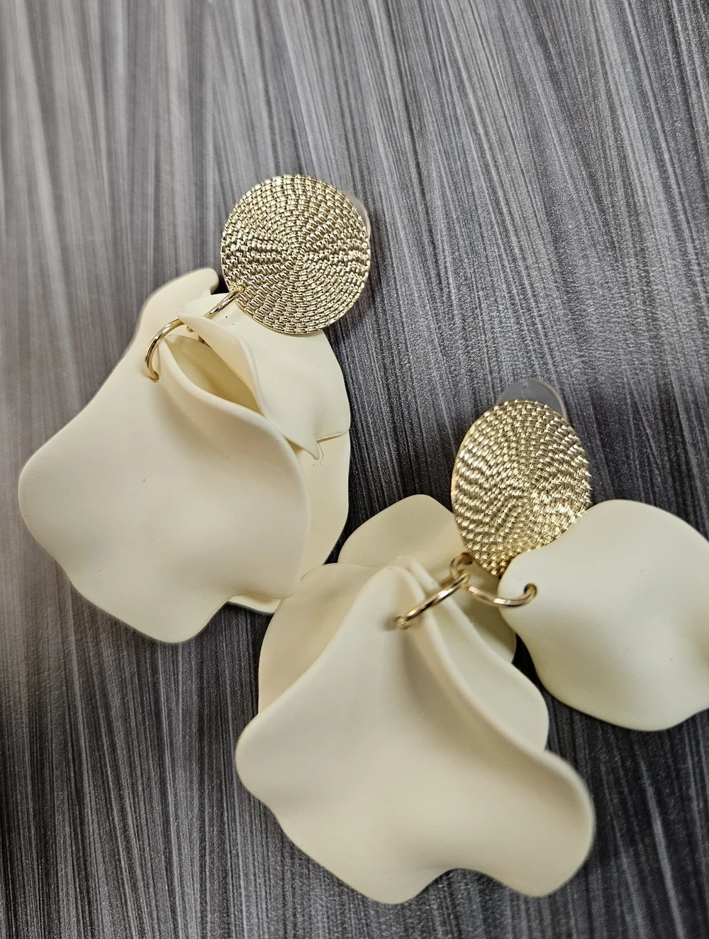 NEW Gold and Cream Floral Petal Drop Earrings
